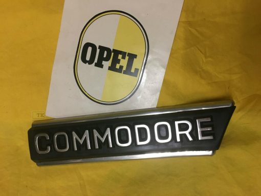 NEU + ORIGINAL OPEL Commodore B Emblem Zierleiste Schriftzug auf Kotflügel NOS