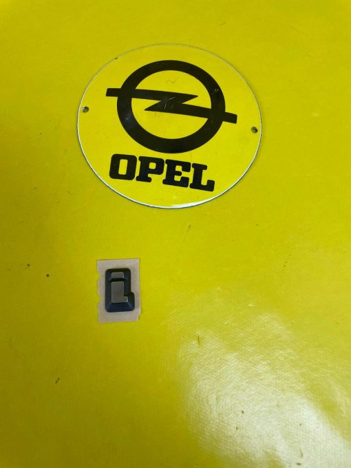 NEU + ORIGINAL GM/ Opel Omega A Senator B Emblem i Schriftzug Kofferdeckel