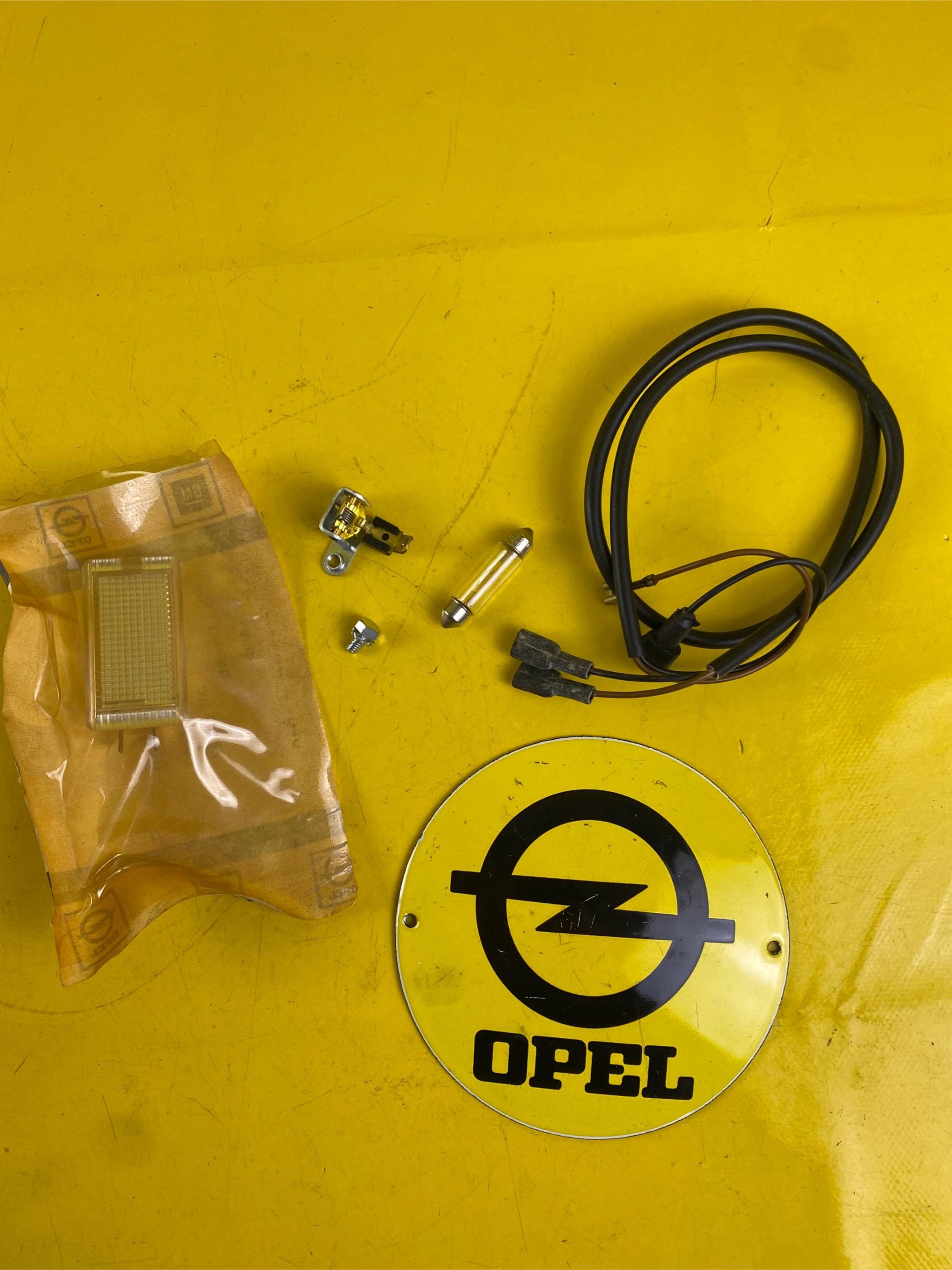 Einbausatz Kofferraumleuchte Opel Kadett C Limousine NEU + ORIGINAL –  OpelShop