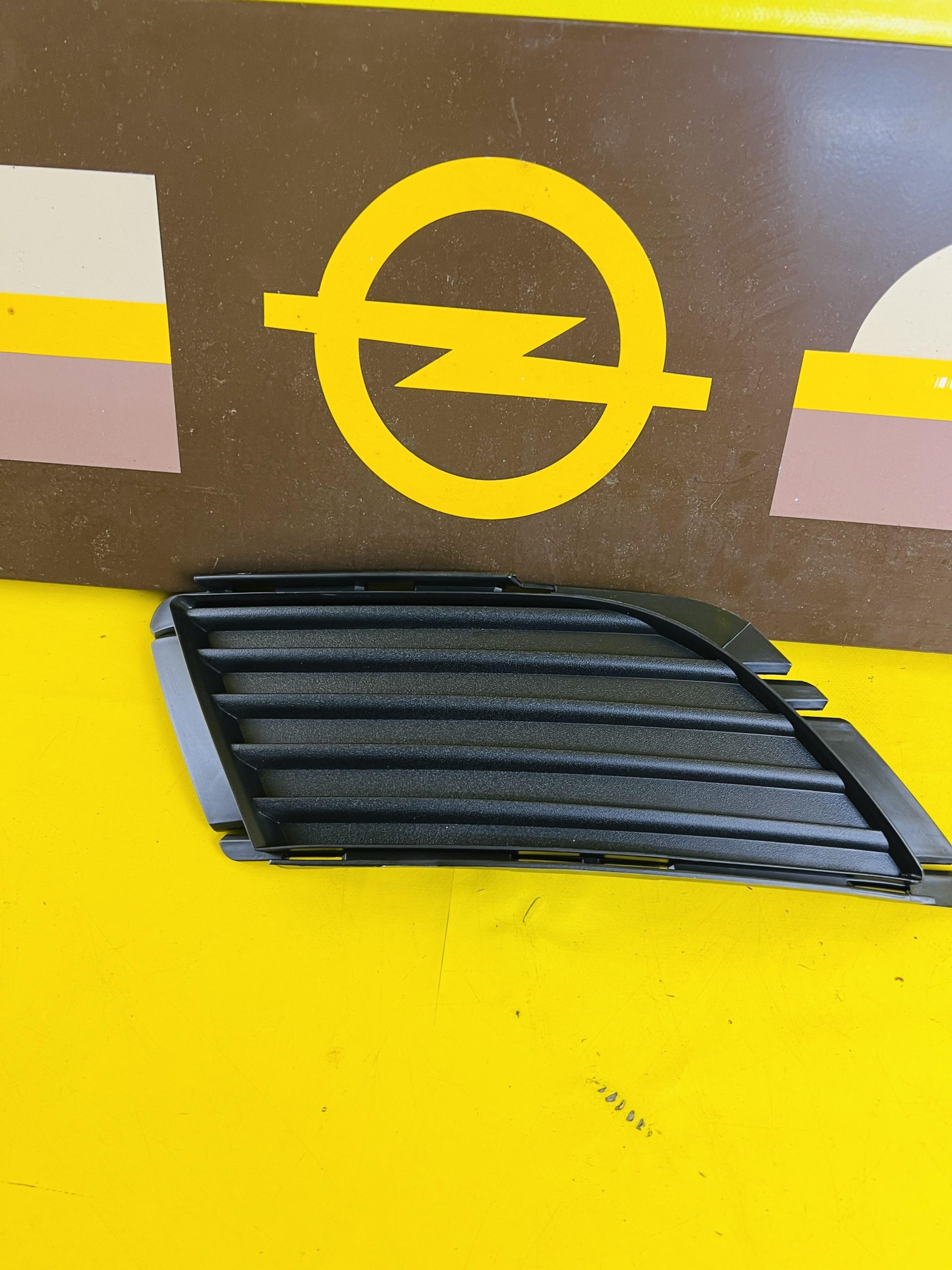Blende Stoßstange Opel Corsa C / Combo Einsatz Nebelscheinwerfer Ausschnitt  Neu – OpelShop