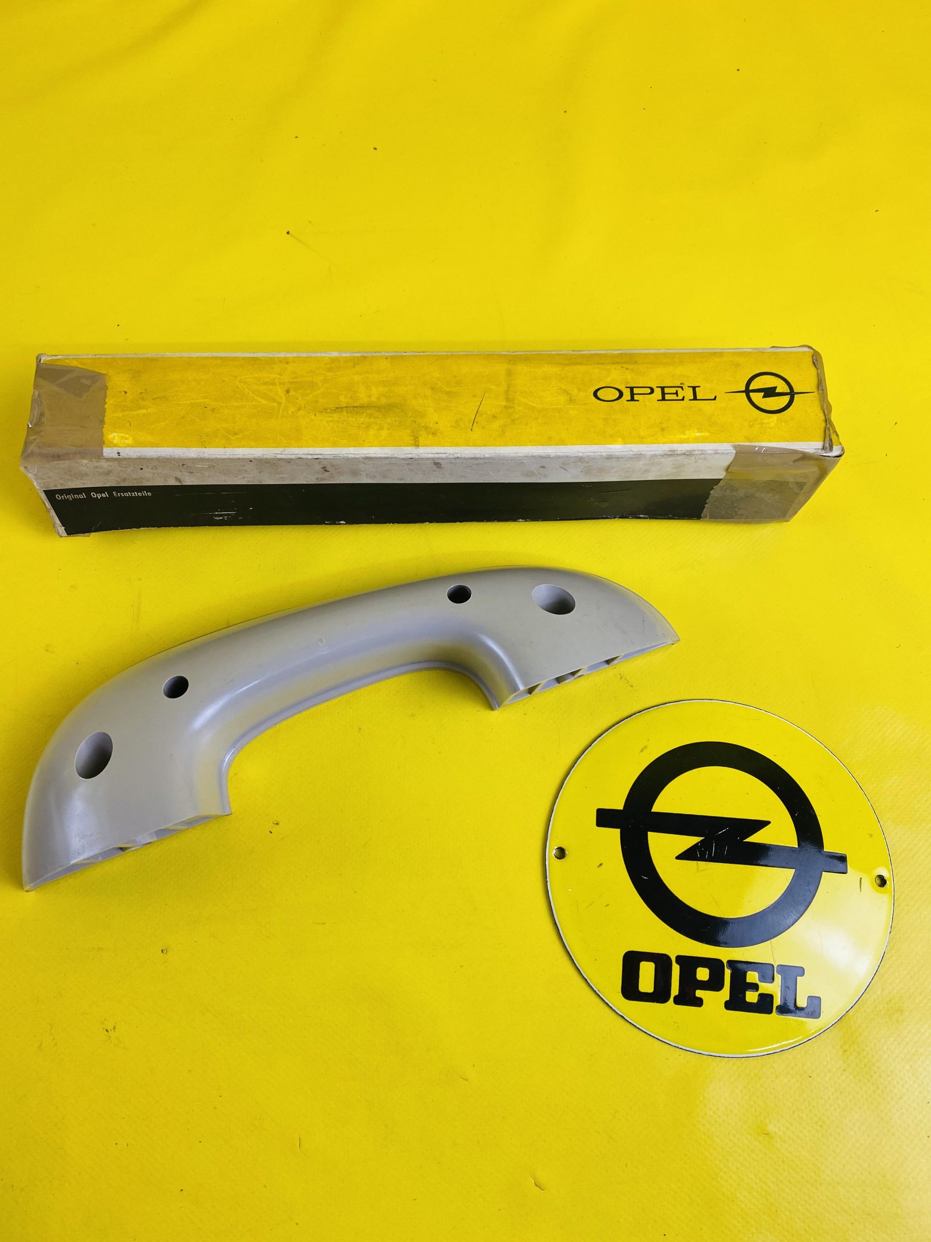 ID_51066_orig-1.jpg Neu + Original Opel Olympia Rekord P1 Polster Armlehne Unterteil Plastik Grau
