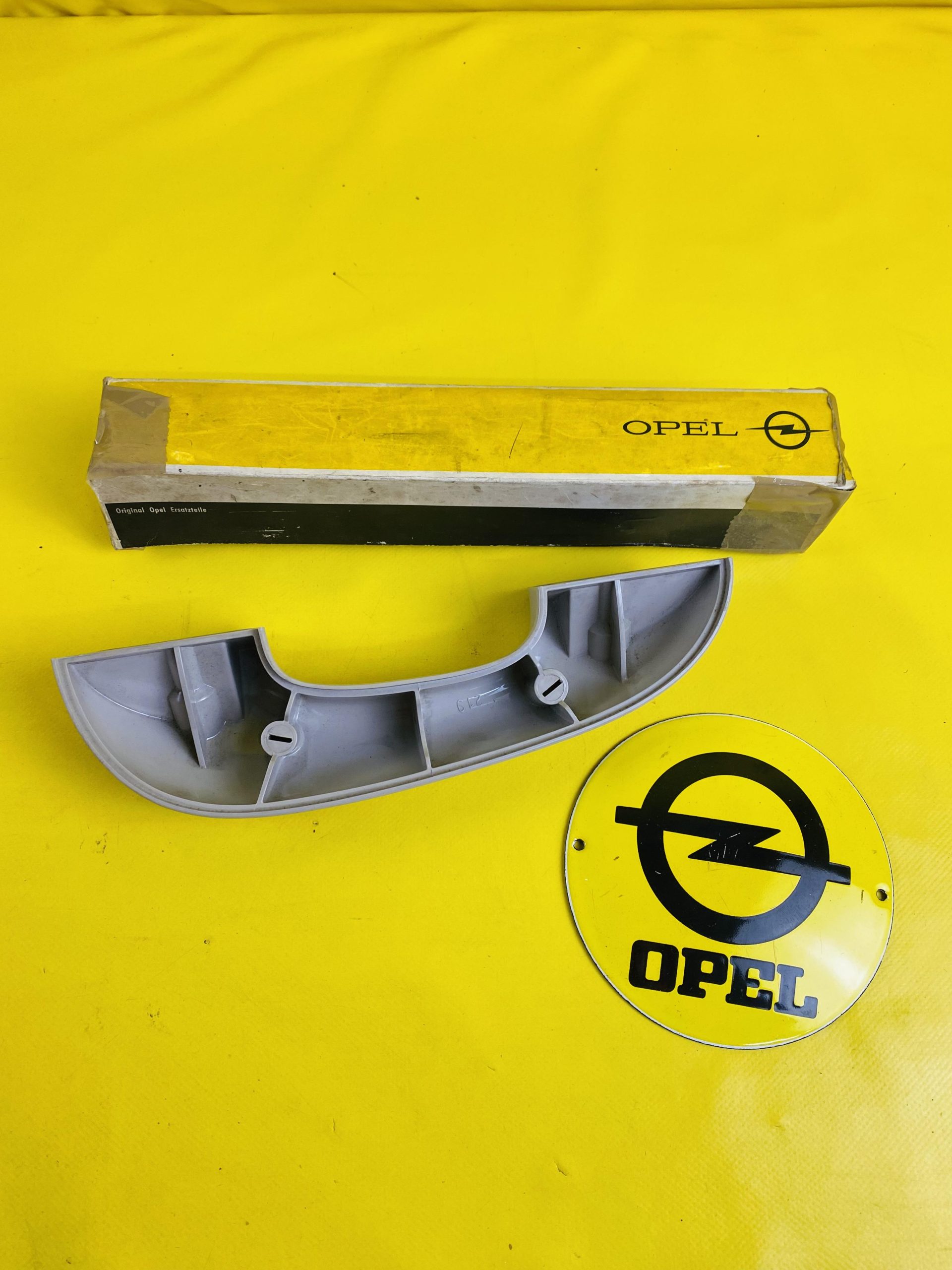 ID_51067_orig-1.jpg Neu + Original Opel Olympia Rekord P1 Polster Armlehne Unterteil Plastik Grau