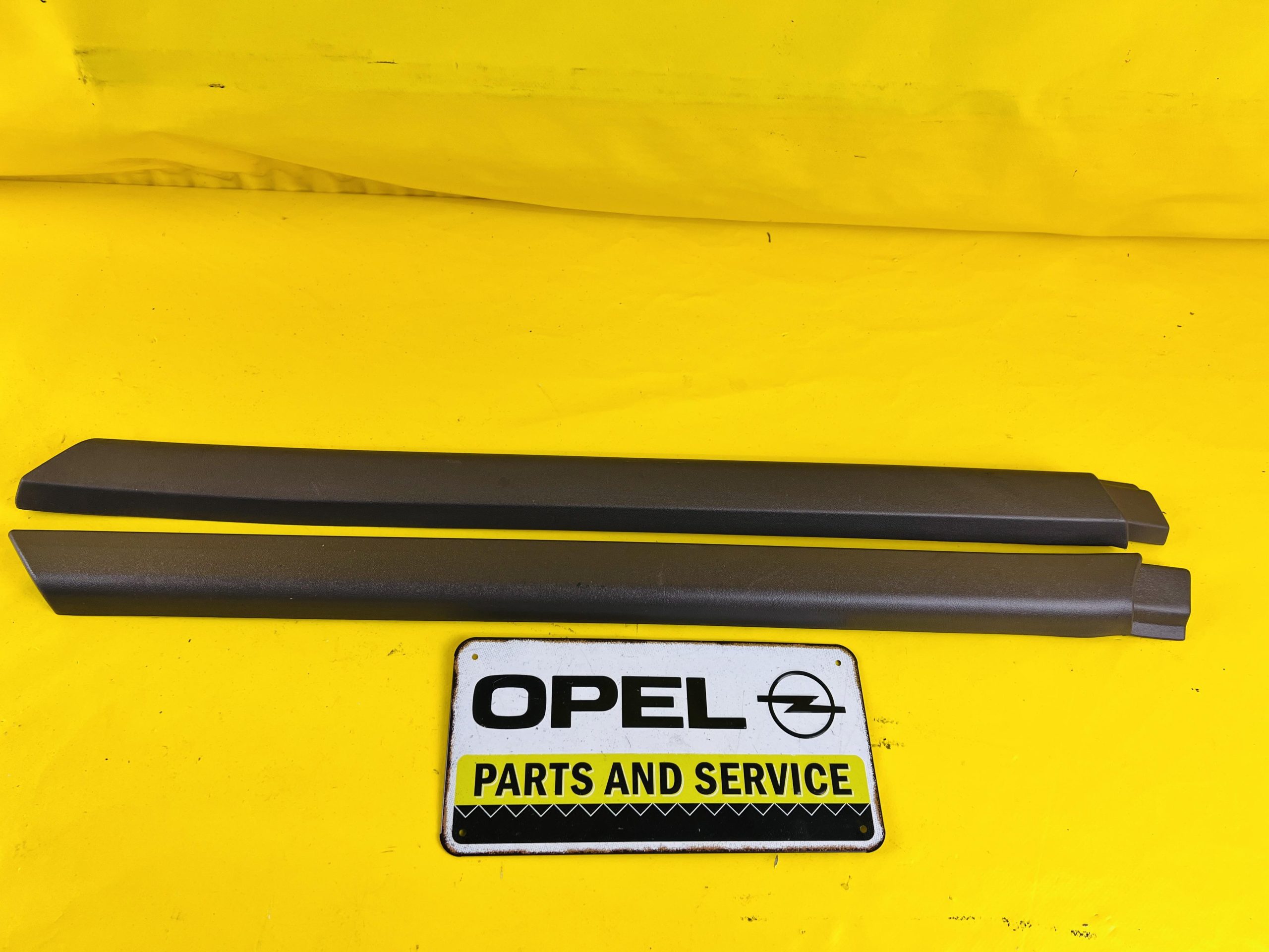 ID_56776_orig.jpg Paar Zierleiste Seitenwand hinten links Opel Omega A Neu + Original