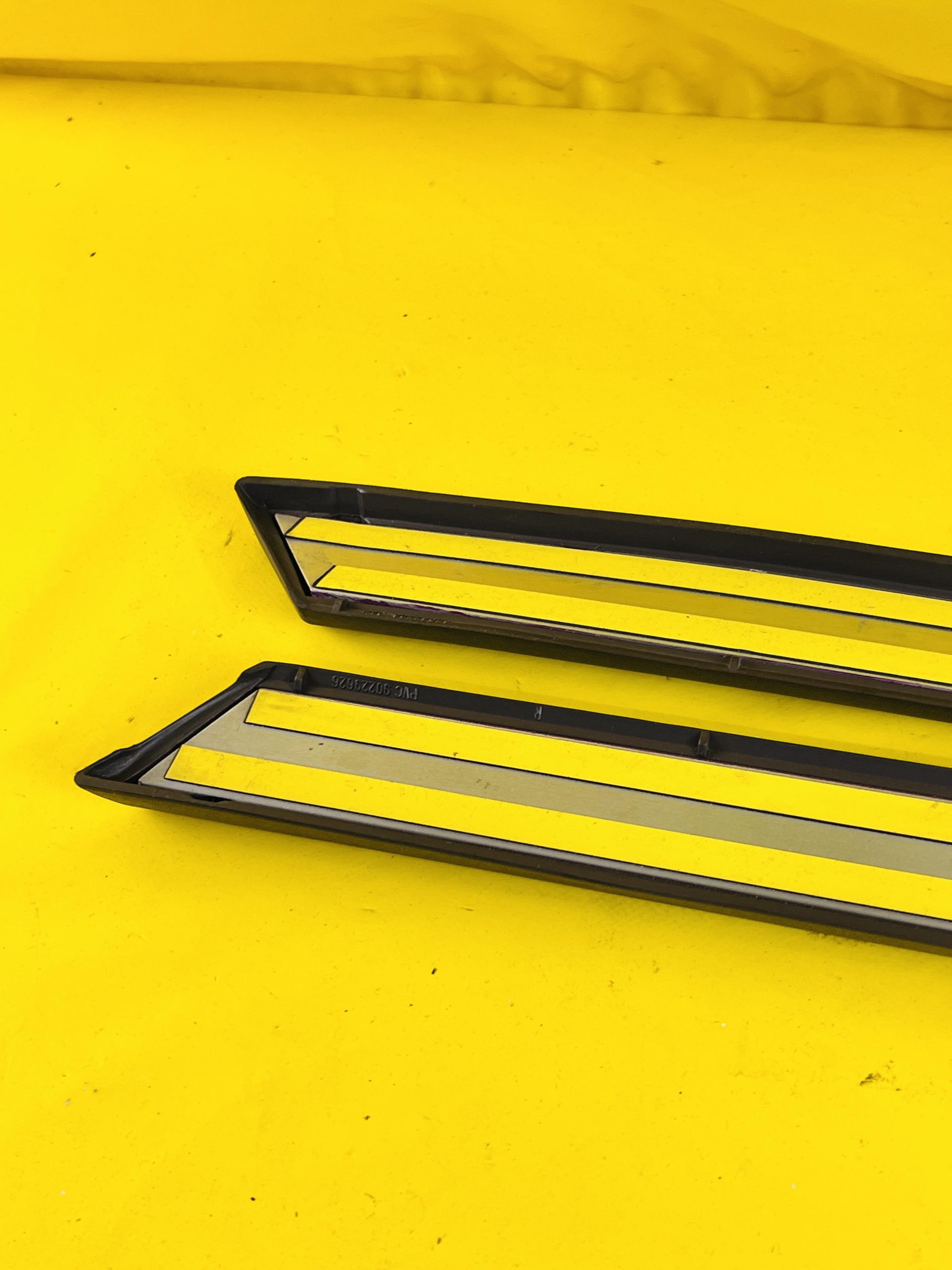 ID_56778_orig.jpg Paar Zierleiste Seitenwand hinten links Opel Omega A Neu + Original