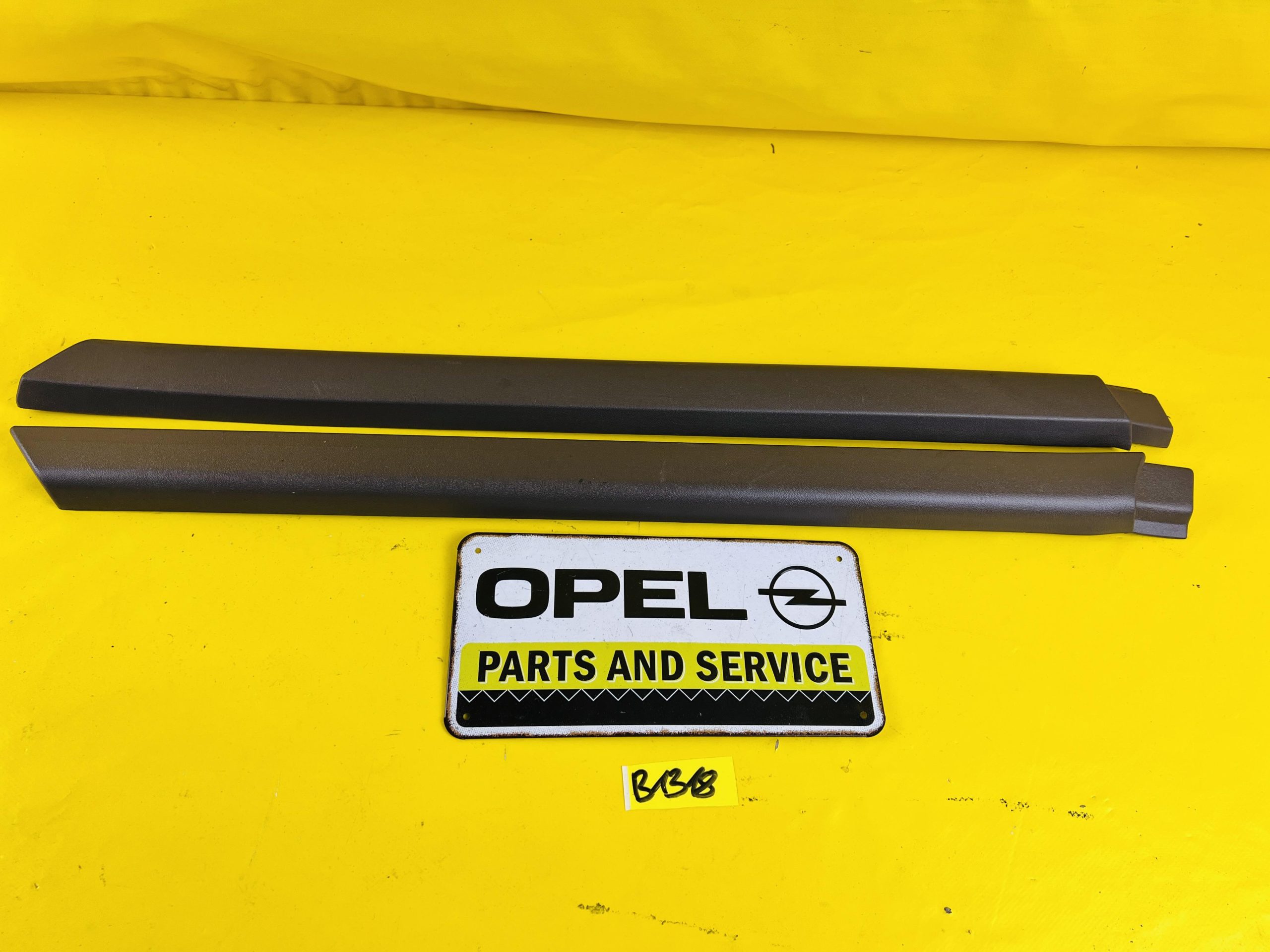 ID_56781_orig.jpg Paar Zierleiste Seitenwand hinten links Opel Omega A Neu + Original