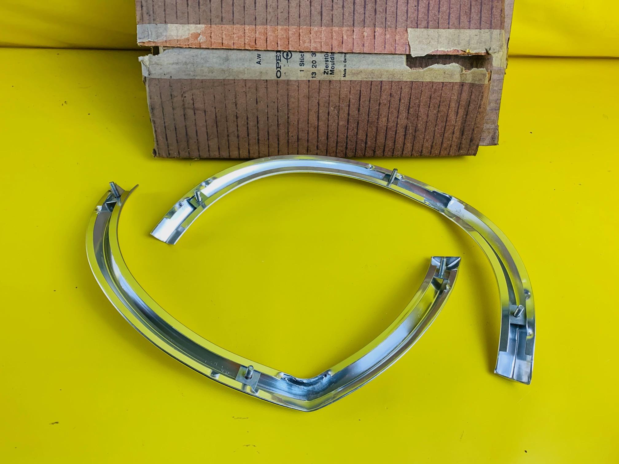 ID_45030_orig.jpg NEU + ORIG Rekord A Satz Zierleiste Kotflügel vorne Ecken Chrom Kotflügelleiste