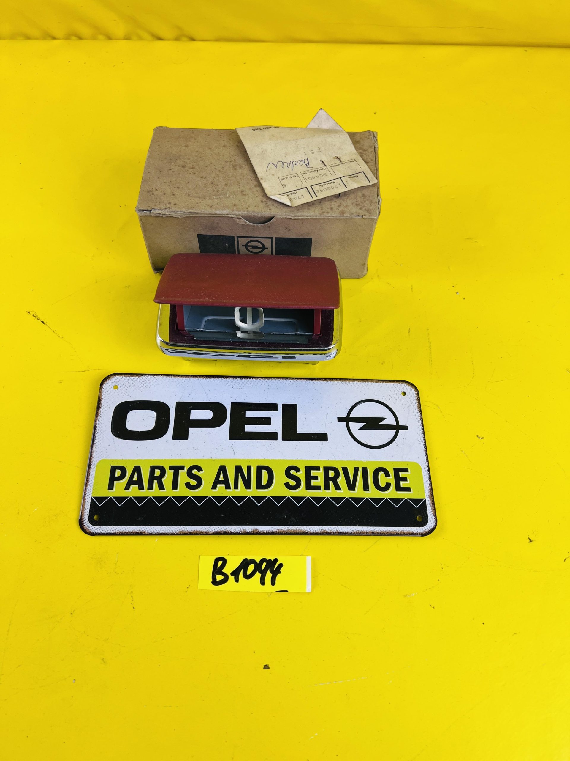 ID_54226_orig-1.jpg Aschenbecher Ascher hinten rot Opel Rekord D Neu + Original