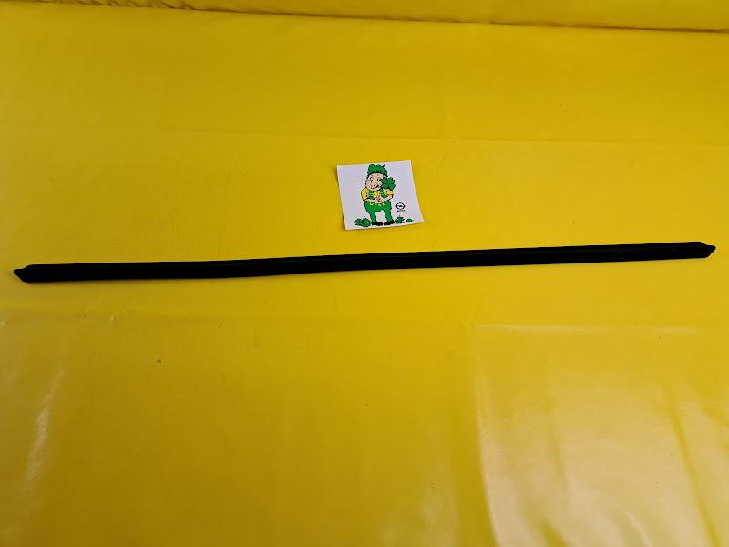 ID_61387_orig-1.jpg Fensterschachtleiste Opel Vauxhall Bedford Leiste Dichtung Gummi Neu Original