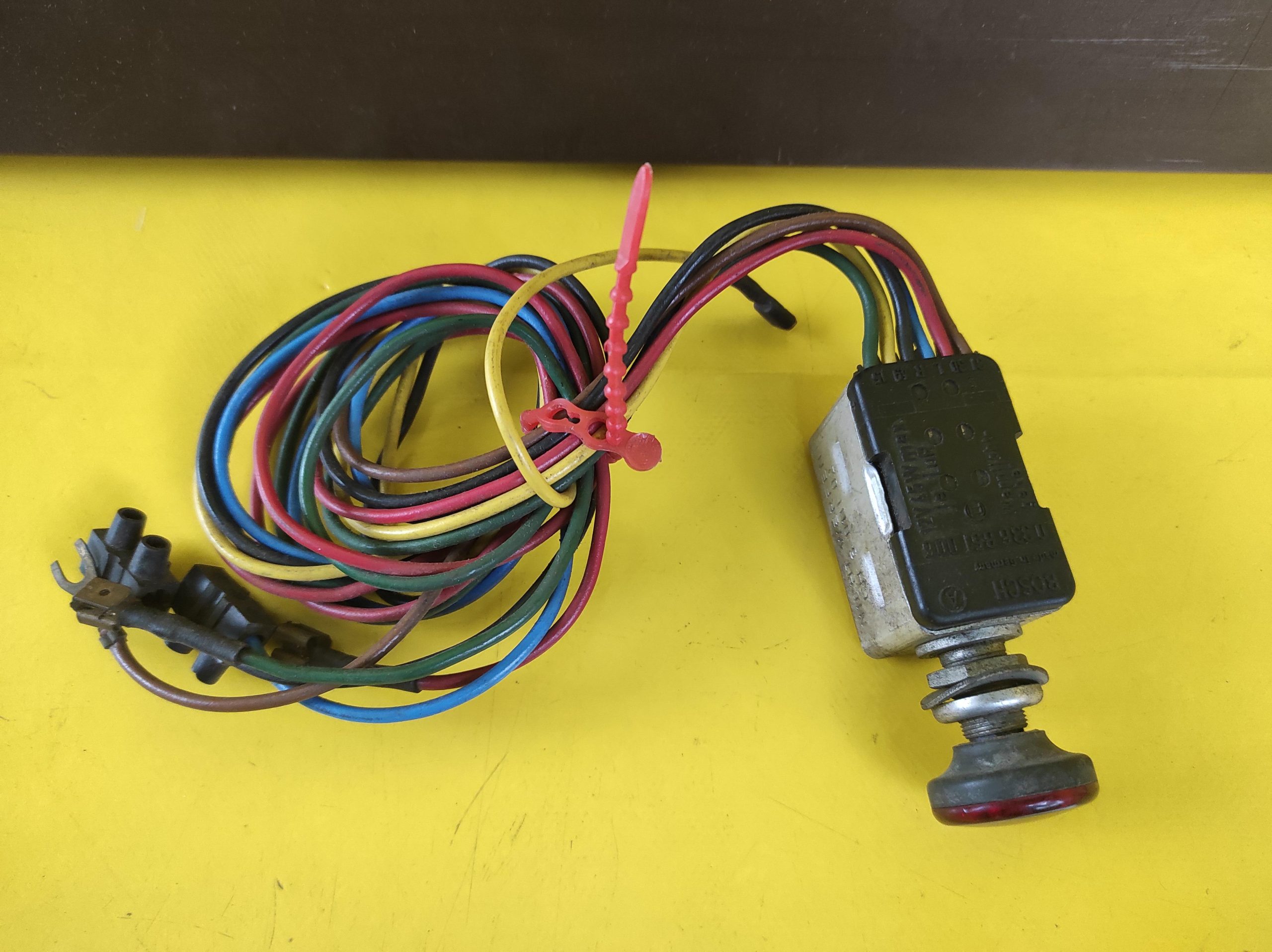 ID_73842_orig.jpg Warnblinkschalter Bosch 12 Volt Oldtimer Youngtimer Universal Traktor PKW Neu Original