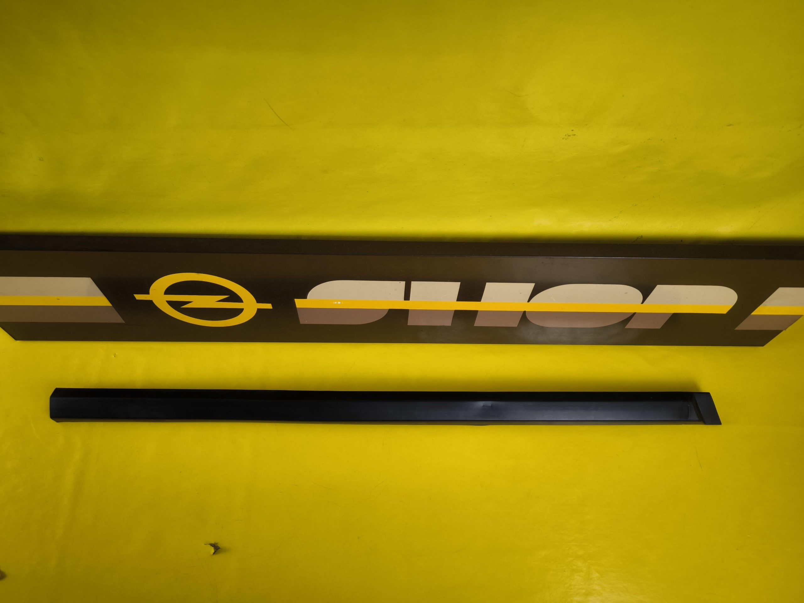ID_85242_orig-1.jpg Stoßleiste Opel Commodore C Stoßstange vorne Gummileiste Neu Original