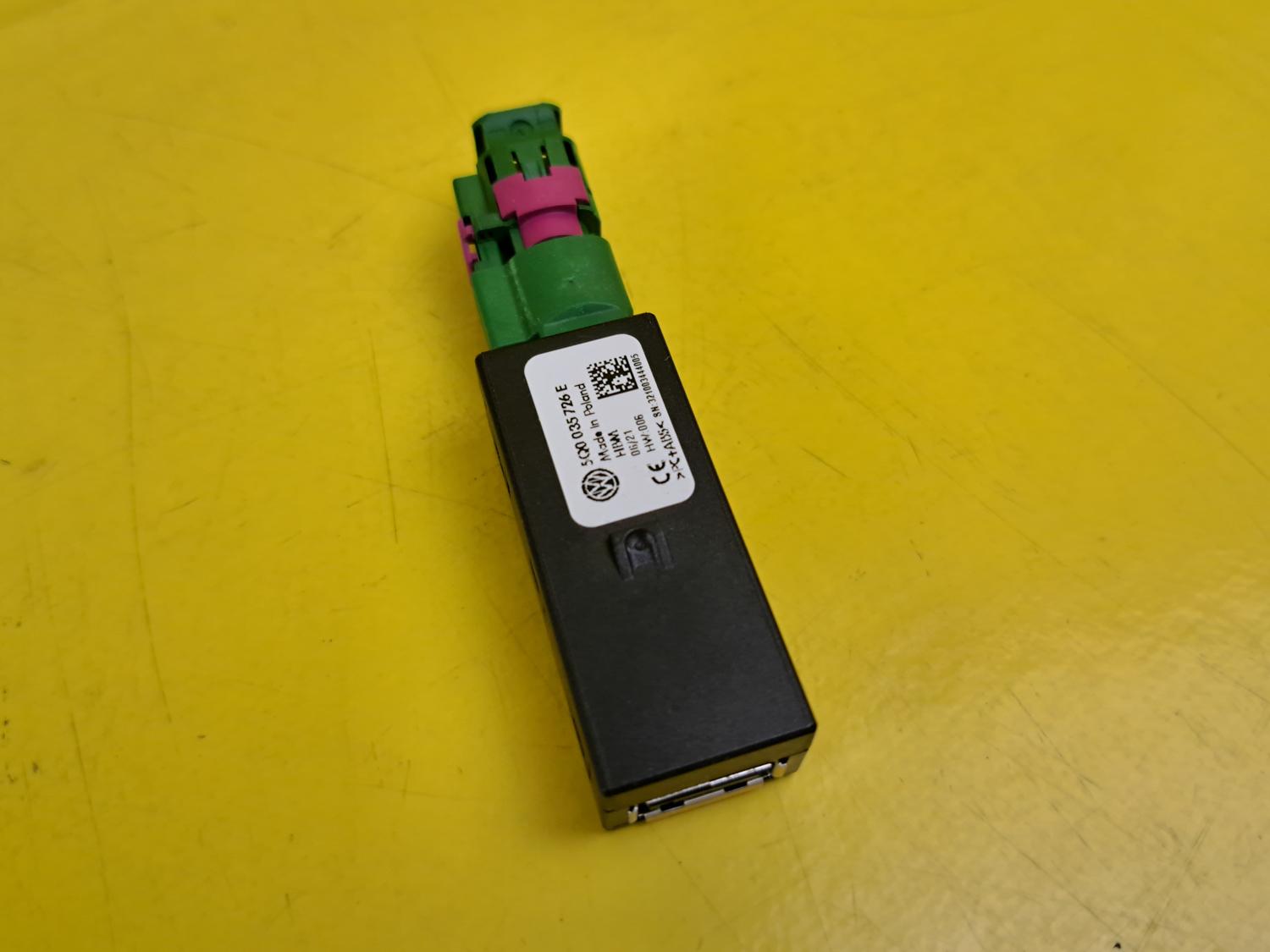 ID_108389_orig-1.jpg VW Tiguan Touran USB Multimedia-Kit für Apple zum Nachrüsten OE 5NA057342A