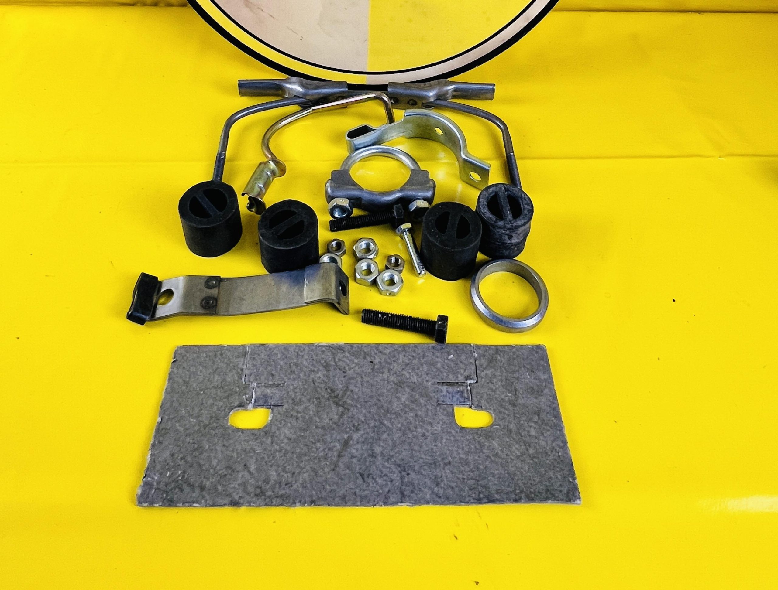 ID_58273_orig-4.jpg Anbausatz Auspuff Ford Capri 1,3 1,6 1,6GT Montage Set Neu NOS