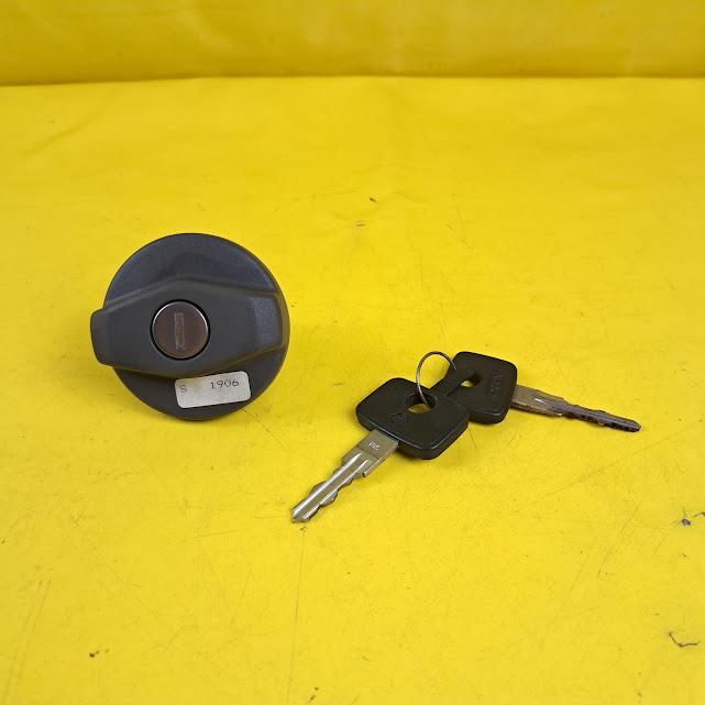 ID_125380_orig.jpg Tankdeckel abschließbar Opel Astra F / Kadett E / Combo B 2 Schlüssel Original GM Neu