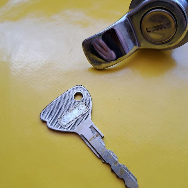 ID_136074_orig.jpg Schloss Heckklappe Opel Kadett A Limousine Coupe Griff Chrom Kofferdeckel Original