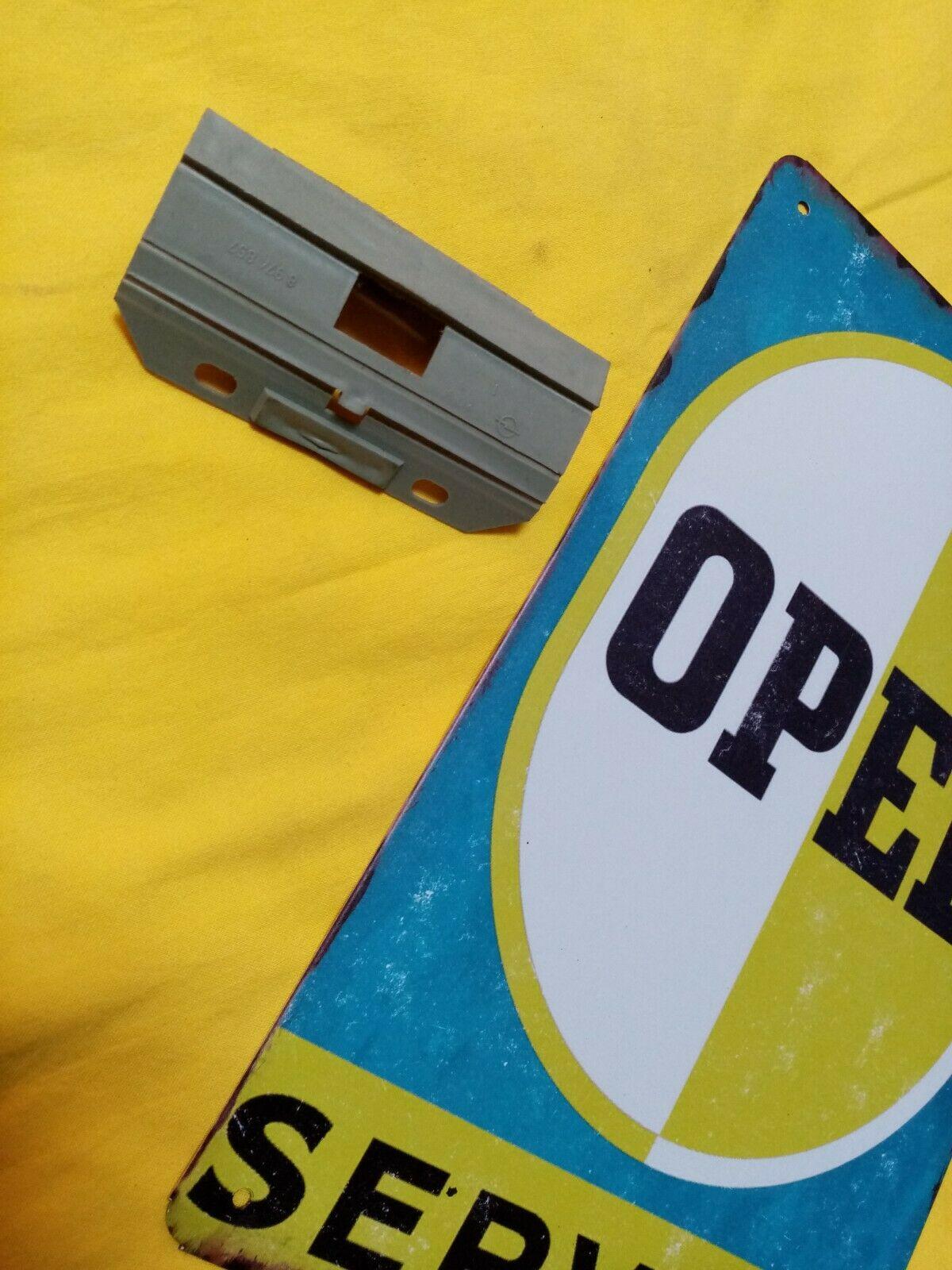 ID_27953_orig.jpg NEU + ORIGINAL Opel Kadett C Caravan Kombi Scharnier Tankklappe