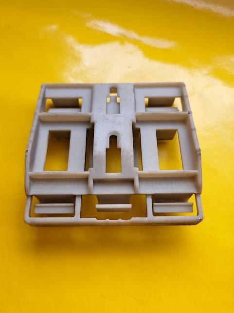 ID_138252_orig-1.jpg Halter Zierleiste Opel Omega A Kombi GM 90376182 Halter Heckklappe Original Neu