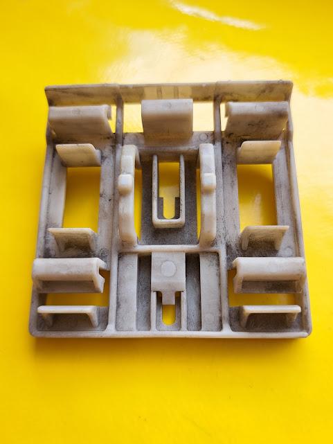 ID_138254_orig-1.jpg Halter Zierleiste Opel Omega A Kombi GM 90376182 Halter Heckklappe Original Neu