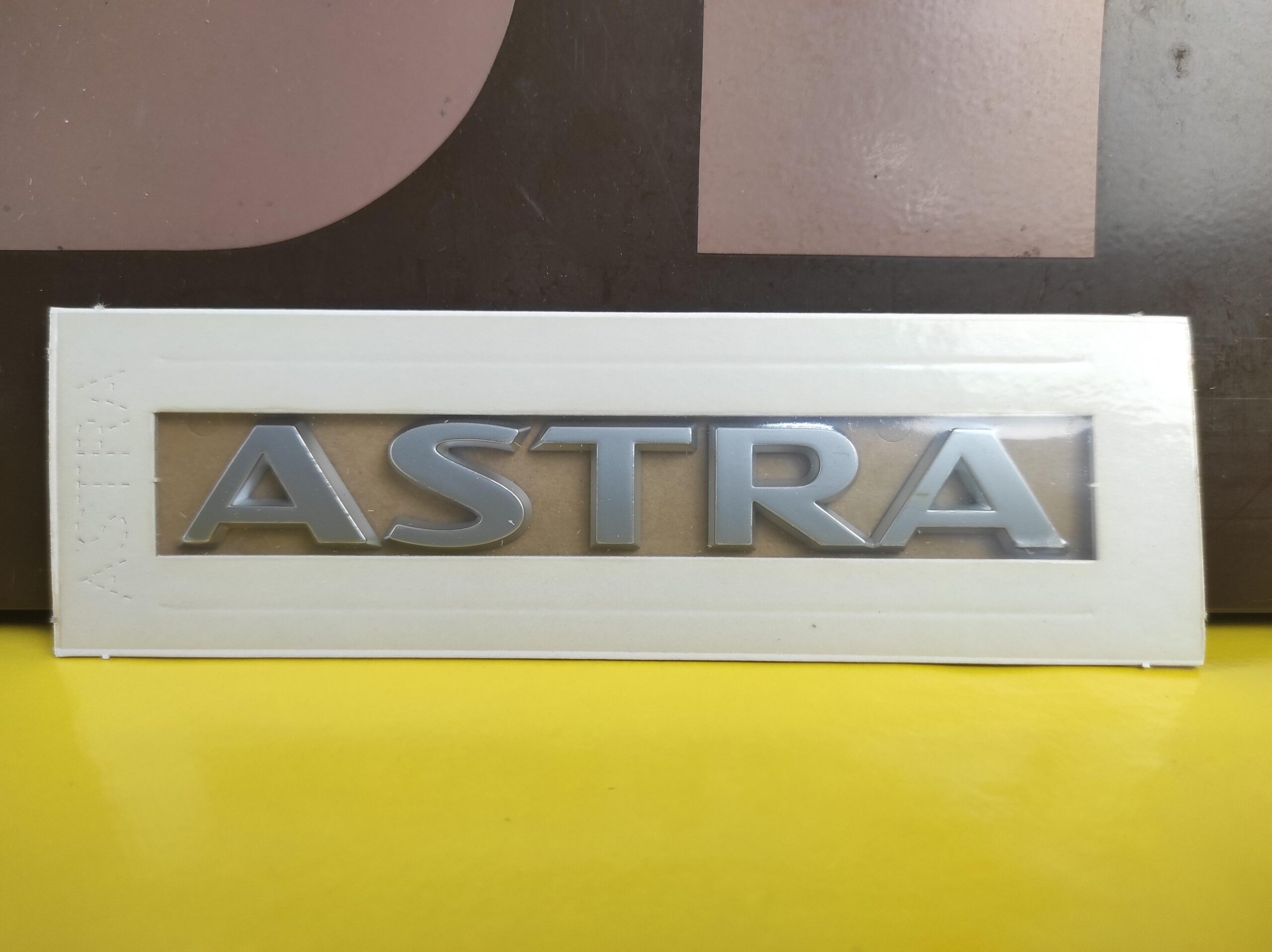 ID_83162_orig.jpg Emblem Opel Astra H Schriftzug Heckklappe GM93179472 13162343 Neu Original