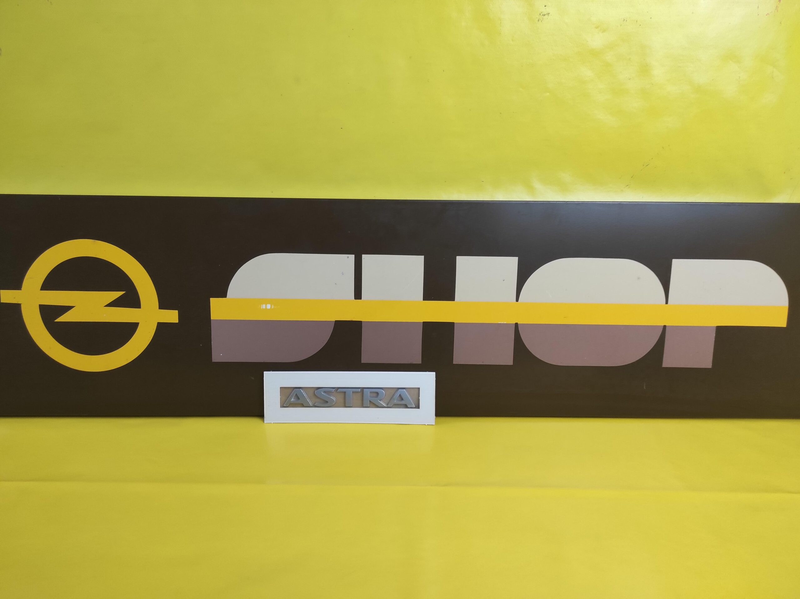 ID_83163_orig.jpg Emblem Opel Astra H Schriftzug Heckklappe GM93179472 13162343 Neu Original