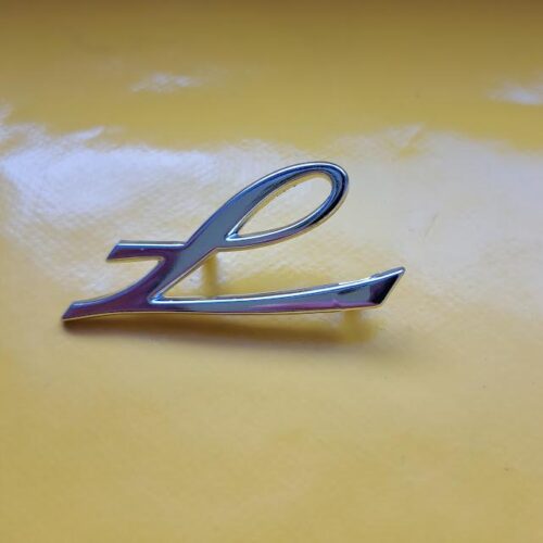 Emblem - L - Opel Kadett A Schriftzug Chrom auf Seitenwand Kotflügel Original Neu