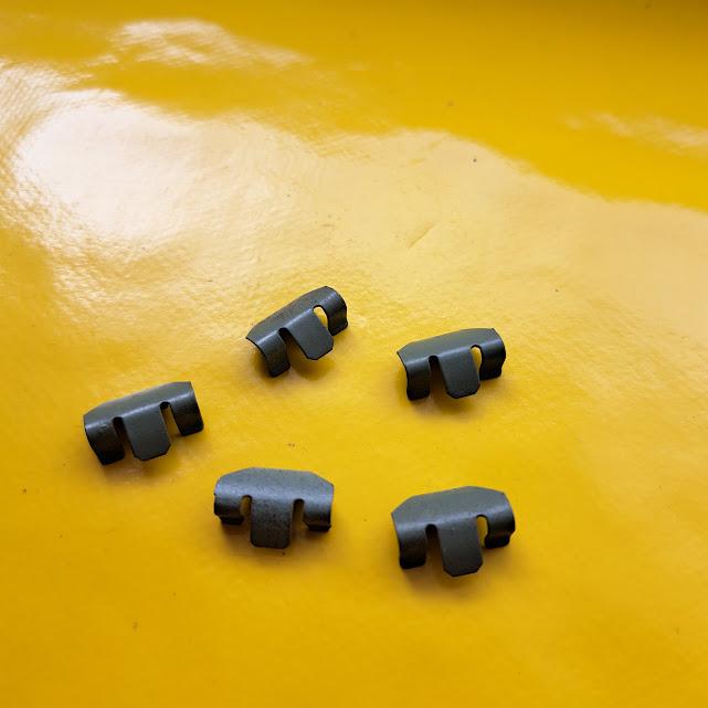 ID_140463.jpg Halter Zierleiste Regenrinne Opel Rekord D + E / Monza Senator A1 / Commodore B + C - Original Neu