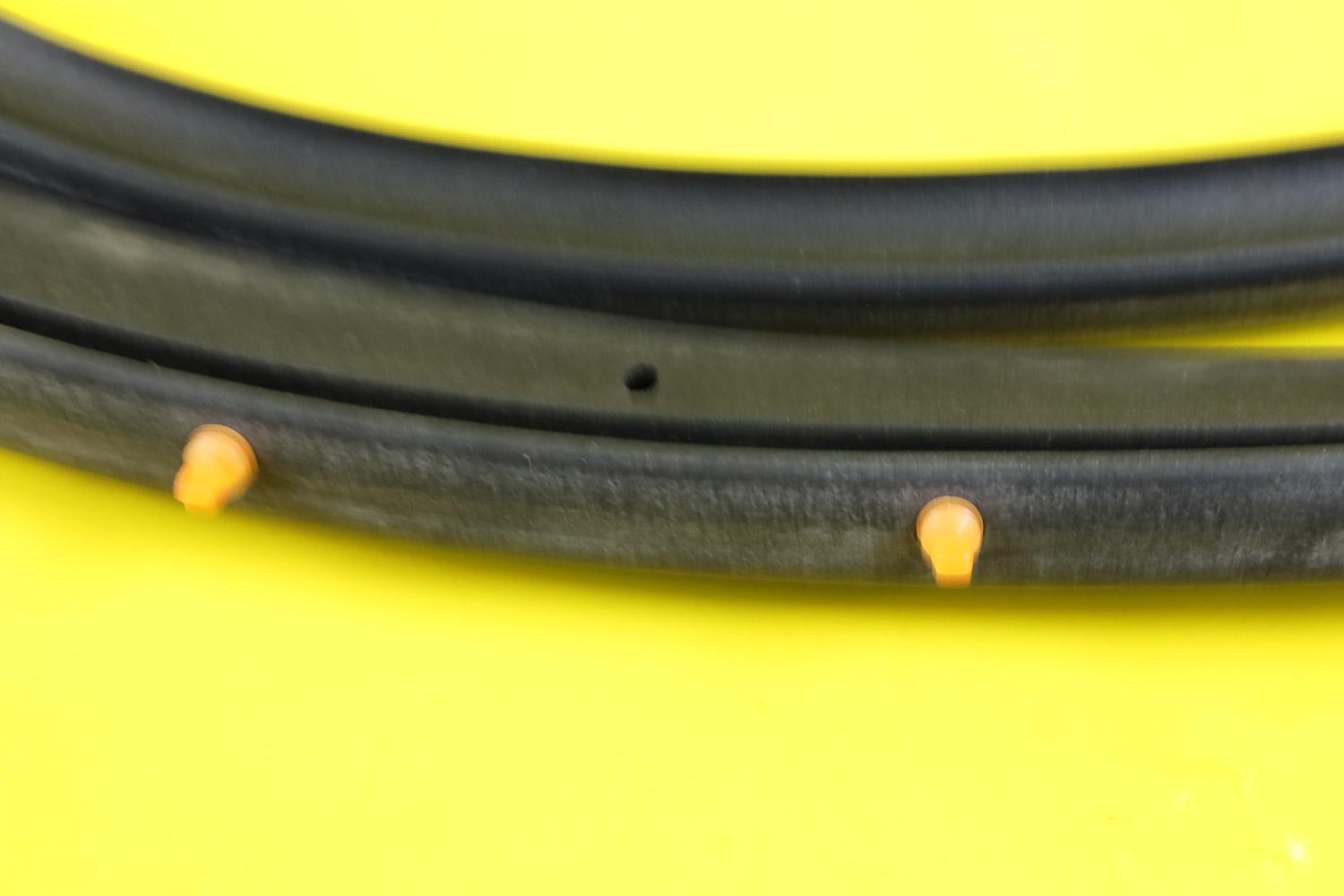 ID_112035.jpg Türdichtung hinten links Opel Frontera A 4-türer Türgummi Original GM Neu NOS