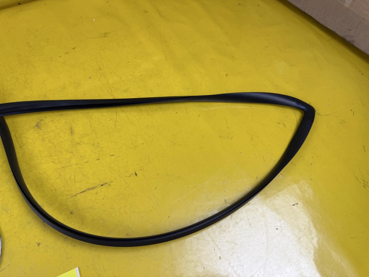 ID_142427-1.jpg Zierleiste Heckscheibe Opel Omega A 3094mm GM 90272324 original NEU